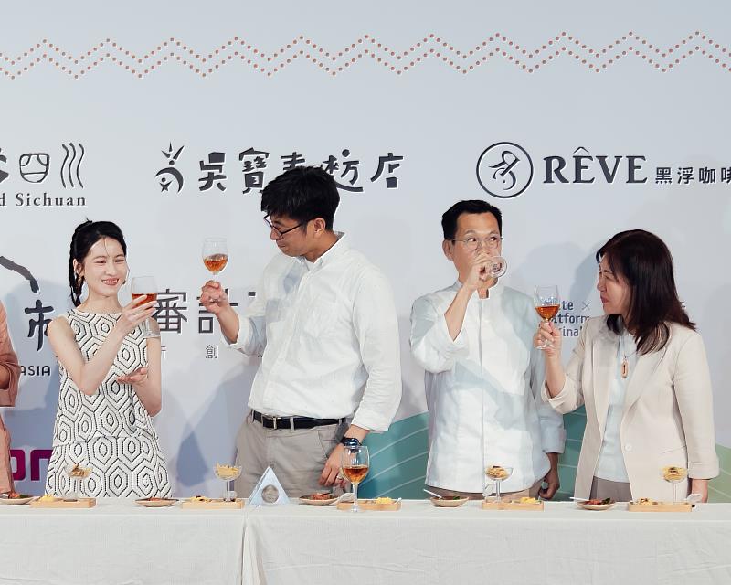 圖3 周副主委(左2)與演員連俞涵(左一)等貴賓一同品嘗品牌輔導業者的私房料理