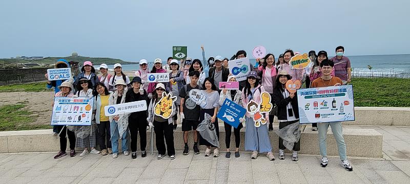 為響應世界地球日，臺科大教職員自發性發起淨灘活動。