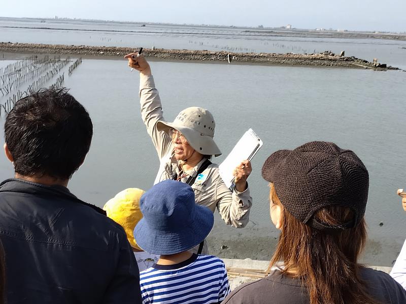 映前由鰲鼓濕地解說服務團隊帶領民眾於濕地進行導覽小旅行