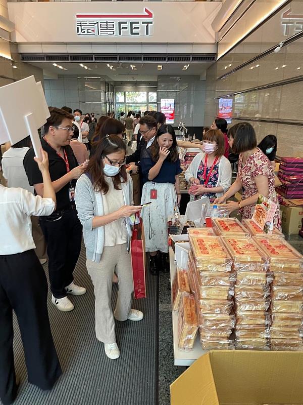 遠傳也邀請花蓮受災商家到遠傳台北辦公室實體擺攤，受到員工熱烈響應。