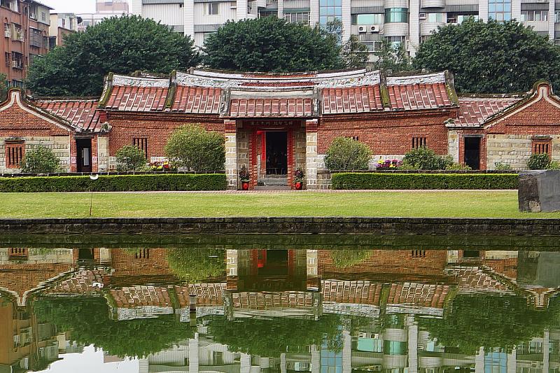 蘆洲李氏古宅融合了中式傳統建築與當地文化，呈現出典雅別緻的建築風貌，成為遊客探訪的旅遊勝地。
