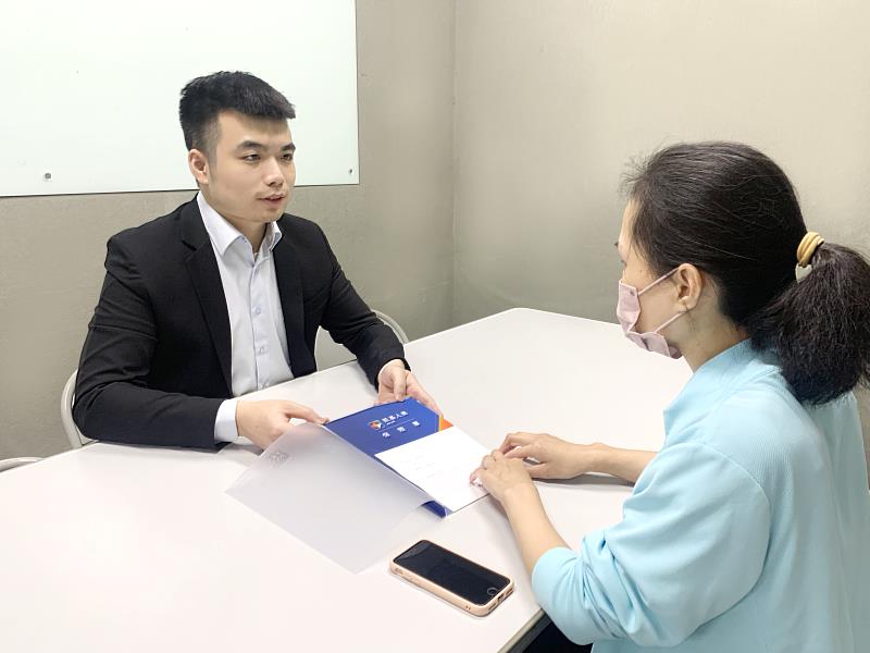 圖說二：凱基人壽與台北市視障者家長協會合作，並邀請視障者親自測試與調整，建置無障礙金融服務。
