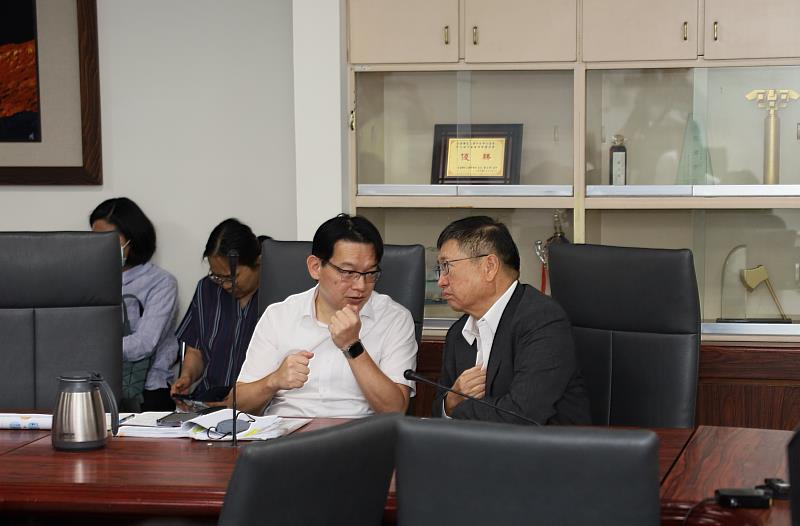 新竹縣長楊文科(右)率產發處長陳偉志(左)等團隊出席國土署專案小組會議。