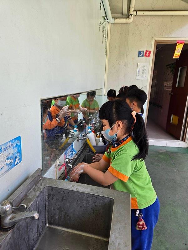 衛生局積極推行校園洗手運動，有效降低學童腸病毒交互傳染。