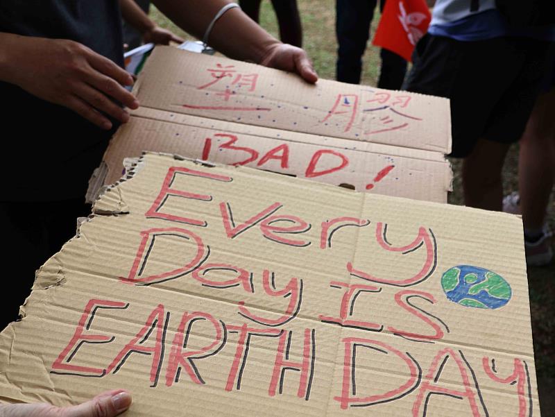 Every Day is Earth Day！東海學生強調環保從日常做起，每一天都是地球日，每一天都要共同守護我們的土地與環境。