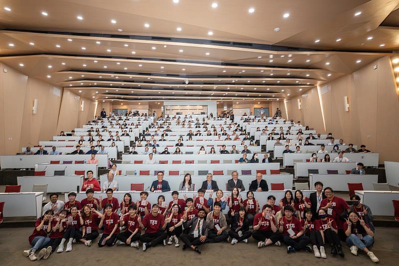 淡江大學主辦2024全國化學年會，各校師生及淡江工作團隊參與開幕式。