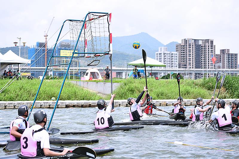 台灣的輕艇水球比賽在輕艇運動中相較於競速或激流等其他項目，因其設施要求較低及易於接觸，已成為廣受歡迎的運動。
