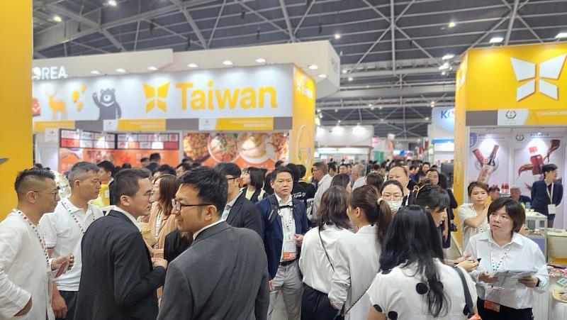 開展首日臺灣館優質產品吸引眾多參觀人潮。(貿協提供)