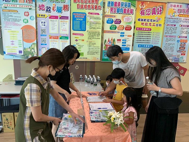 地政處同步於「藝起童樂-兒童畫展」開幕儀式宣導不動產防詐。