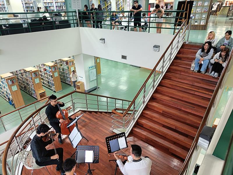 圖書館迴梯表演台，悠揚弦樂共鳴引領大家進入「樂讀世界」。