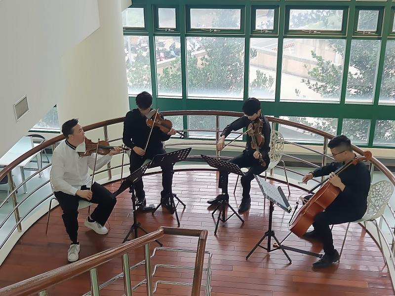樂團首席由藝館系洪寅洲老師（左一）擔任，帶領樂團演奏一系列古典樂曲。