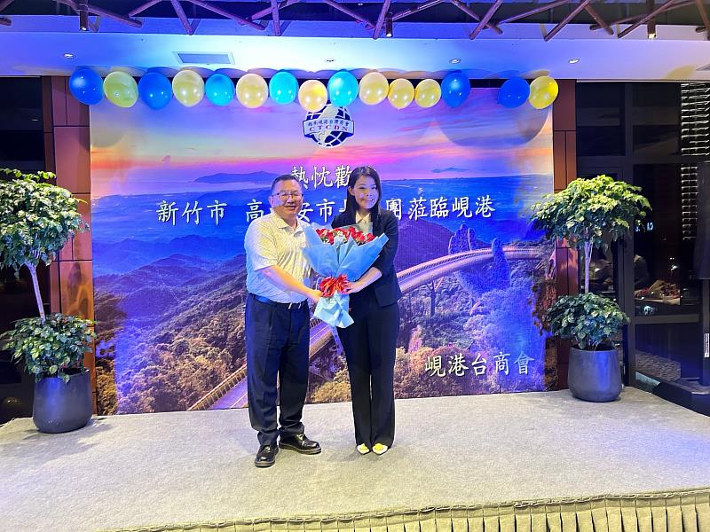 僑委會僑務委員洪志華代表向高市長獻花，表達越南台商熱烈歡迎之意。
