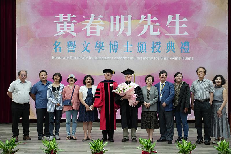 黃春明獲頒中興大學名譽文學博士學位，與貴賓合影