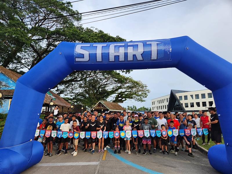 軍容壯盛，所有跑者在起跑線上高喊Run for Health, WHO for Taiwan