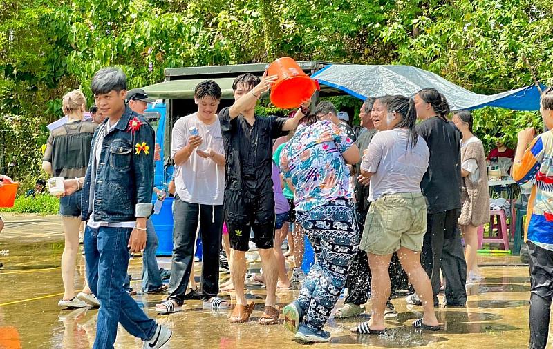 文藻外語大學東南亞學系師生參與潑水節，體驗泰國傳統新年。