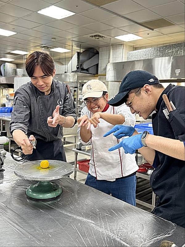 南臺科技大學餐旅管理系指導老師林政陞(左)與參賽學生李依蓉(中)、銅牌學生陳宏裕(右)於日常在烘焙教室指導練習。