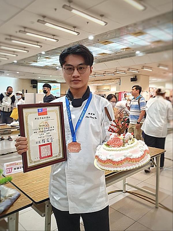 南臺科大餐旅系學生陳宏裕榮獲「2024新北市技能競賽-動態奶油蛋糕裝飾銅牌。