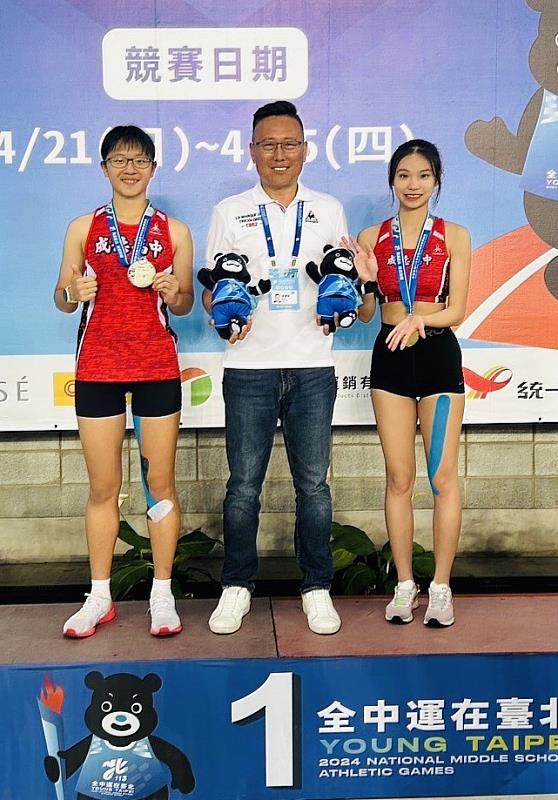 高女10000公尺競走金牌鍾紹薰（右）銀牌施昱慈（左）
