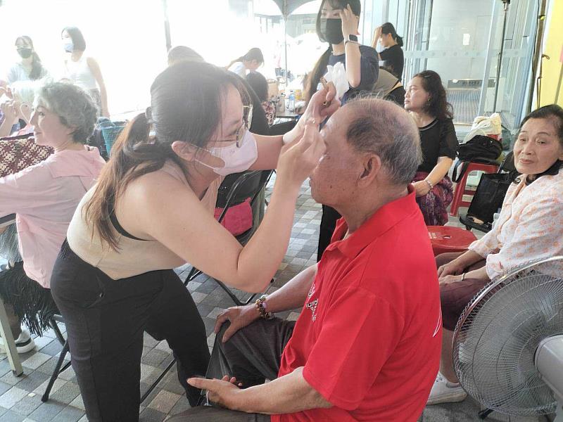 國立臺南護專參與原夢計畫，展現精湛化妝技巧。