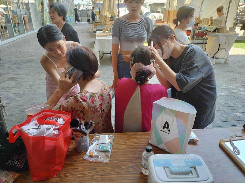 國立臺南護專參與原夢計畫，展現精湛化妝技巧。