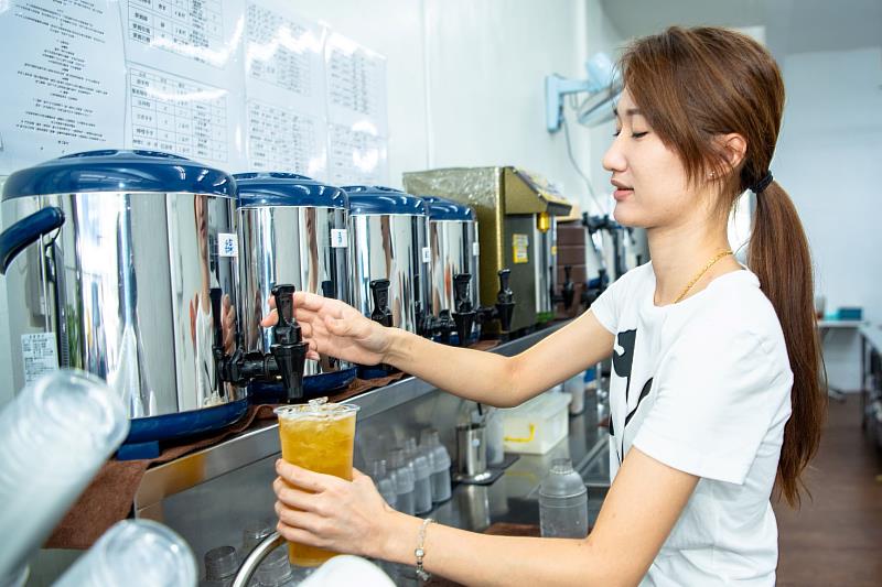 青年金淑萍在豐富的資源挹注下成立了中部地區首家24小時手搖飲品店