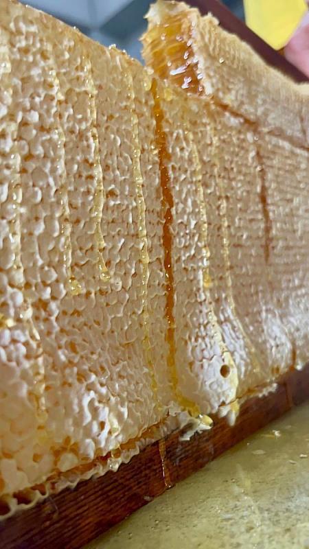 利用蜜蜂特性，將蜂蜜儲存於繼箱，取得純度較高及含水率低的蜂蜜。