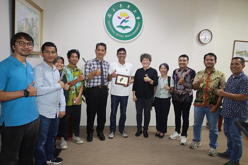 印尼代表抵東華大學關心花蓮地震後印尼同學生活情形。