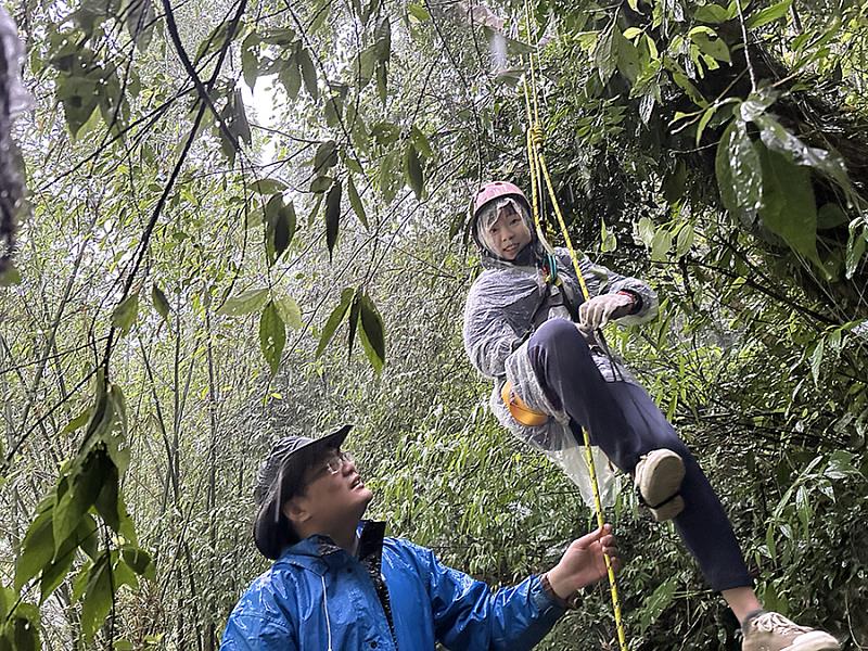 華梵大學攝影與VR設計學系學生羅淇（右）在生命設計週挑戰攀樹技能。