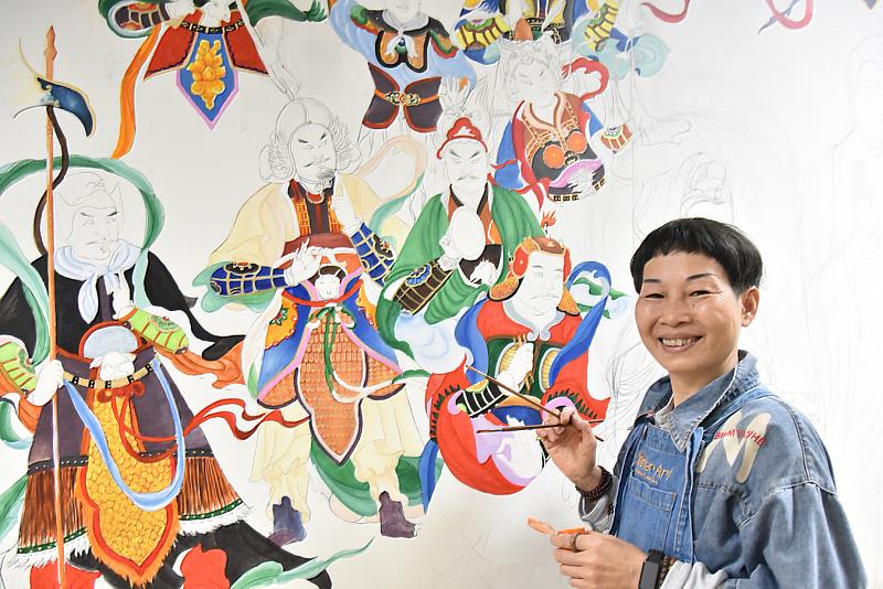 華梵大學佛教藝術學系學生梁錦燕於生命設計週繪製大型壁畫。