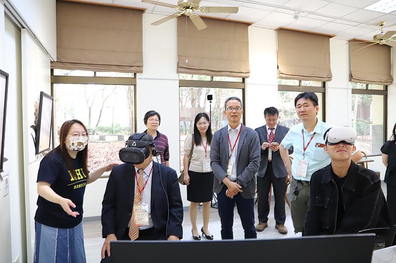 南華大學「元宇宙藝想空間」正式啟用，帶領貴賓參觀體驗。