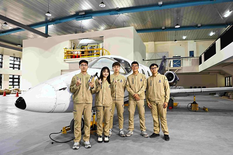 朝陽科大開設STEM領域航空機械系學士後專班，為非理工領域學子創造學習契機，開啟就業新出路。