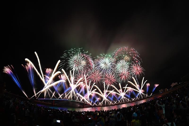 澎湖海上花火節航海王煙火秀璀璨登場 近4千觀眾驚嘆：太美了