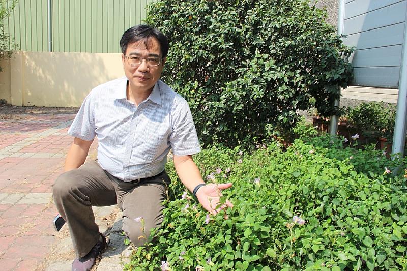 裕雋生技公司執行長吳裕仁與團隊開發赤道櫻草系列保養品。_0