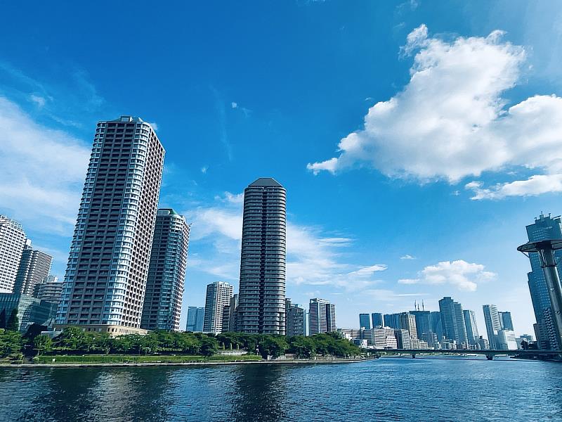 高塔式住宅大樓生活機能完善，地標性建築外觀與高樓視野受高階人士喜愛。\