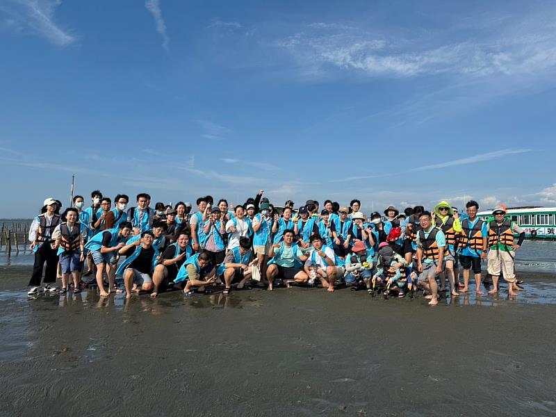 南華大學響應世界地球日，師生與社區夥伴至外傘頂洲踏查及淨灘，現場大合照。