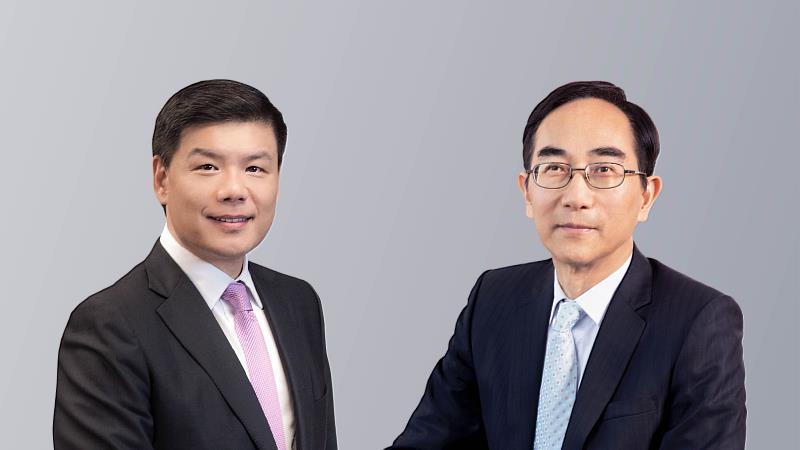 開發金控啟動高階人事布局，董事會通過由王銘陽（右）接任金控董事長，並由楊文鈞（左）接任金控總經理，嶄新團隊將帶領開發金控邁向新里程碑。