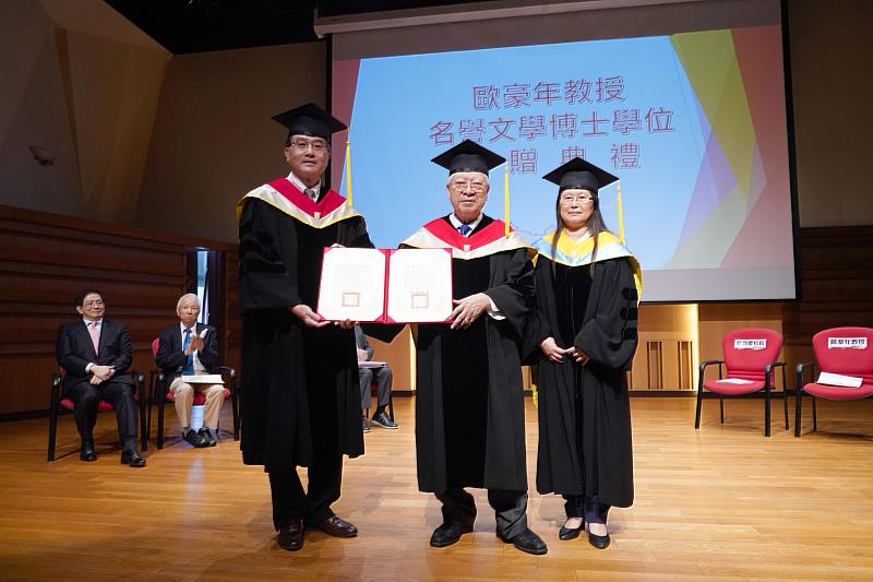 現任文大董事徐興慶，時任文大校長親自頒發名譽文學博士學位予歐豪年大師