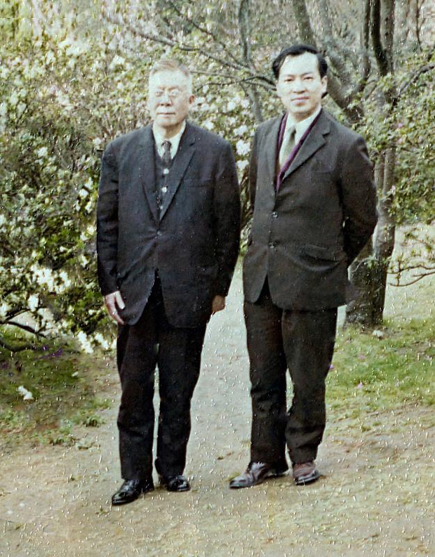 歐豪年老師感念創辦人張其昀先生（左）知遇之恩，一生投身文大美術教育