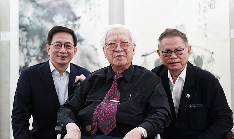 美孚建設創辦人，現任文大彭誠浩董事（右）與歐豪年大師、文大校友管中閔（左）是相識多年的好友。