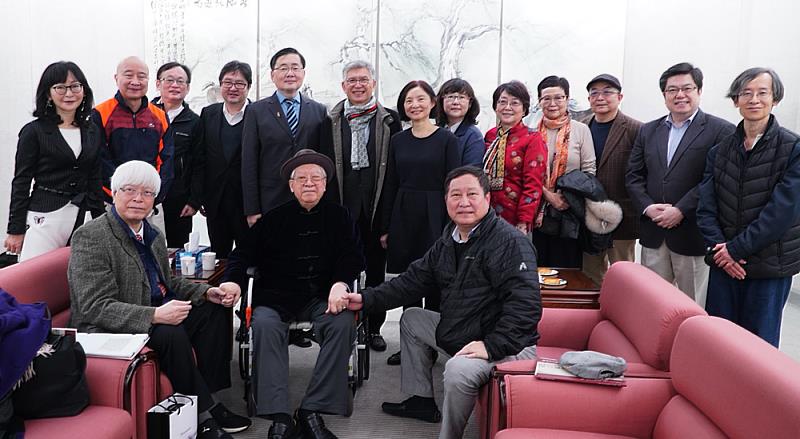 歐豪年老師與陳泰然董事長（前左一）、張海燕董事及校友們於八駿圖前合影