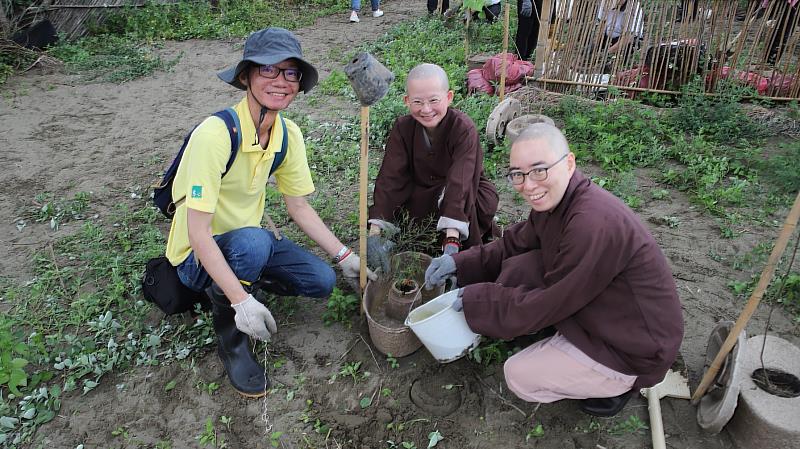 靈鷲山法師與慈心基金會攜手合作，種下兼具保護水土與綠化美觀的木麻黃。（靈鷲山佛教教團提供）