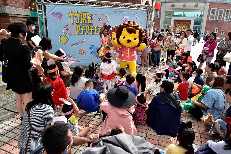 新竹縣政府近年積極推廣吉祥物「皮皮獅」，以其可愛、活潑的形象行銷新竹縣的觀光亮點