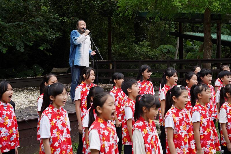 金曲客家歌手謝宇威與北埔國小合唱團帶來溫暖人心的客家歌曲「阿久剪」。