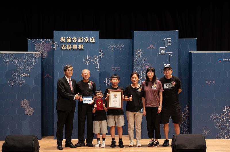 代表人黃耀彥先生（左2）6 歲孫子黃宗鈺（左3）參加縣市客語語文競賽成績優異