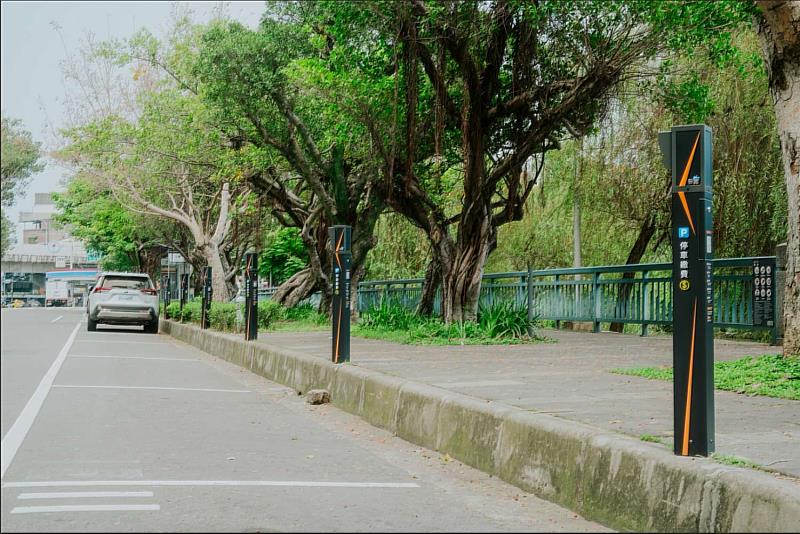 路邊智慧停車柱圖。