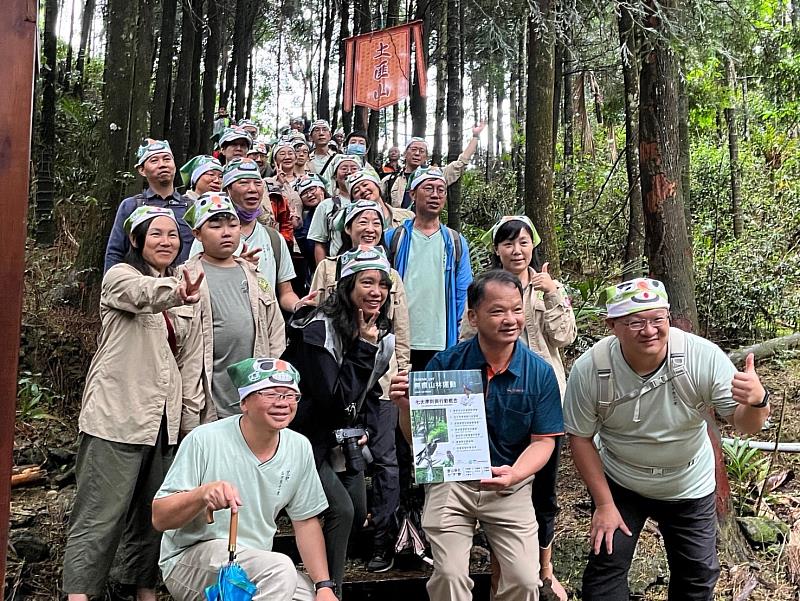 參與者一同健走體驗土匪山步道新風貌