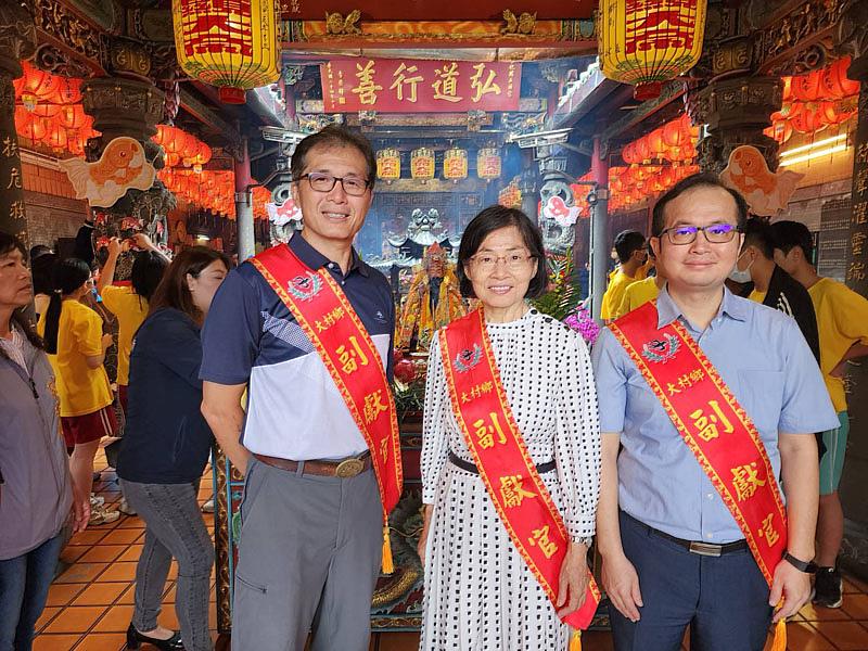 大葉大學侯雪娟主秘(中)與黃俊杰校發長(右)出席考生祈福會