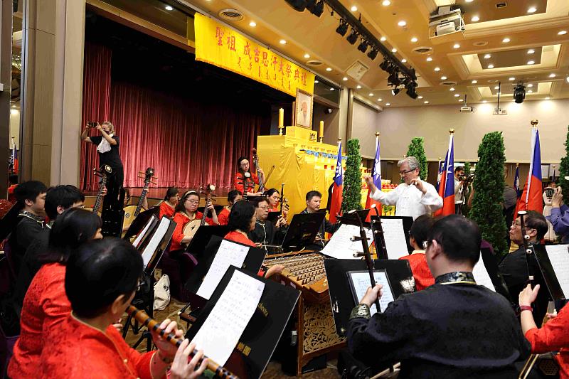 「成吉思汗祭典」邀請臺北市立國樂團及合唱團擔任奏樂及紀念歌演唱。