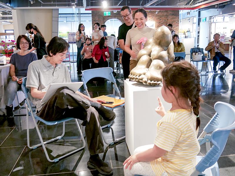 《孕--呂豪文雕塑展》呂豪文老師示範一分鐘速寫，捕捉了每位來賓的神態，為他們留下了一幅幅生動的肖像畫