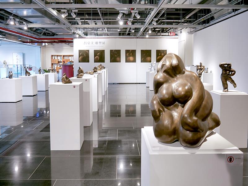 《孕--呂豪文雕塑展》展場一隅，作品以「孕」為核心主題，深入探索了個體內在的生命、成長和蛻變之旅。雕塑和畫作相互輝映，象徵著對生命之根本存在和孕育奇蹟的慶祝與感謝，同時也流露出對未來的憧憬和想像。